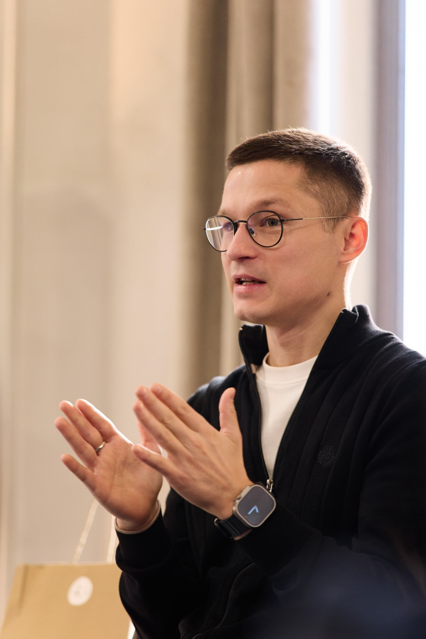 Учасник Ранкового діалогу під час обговорення